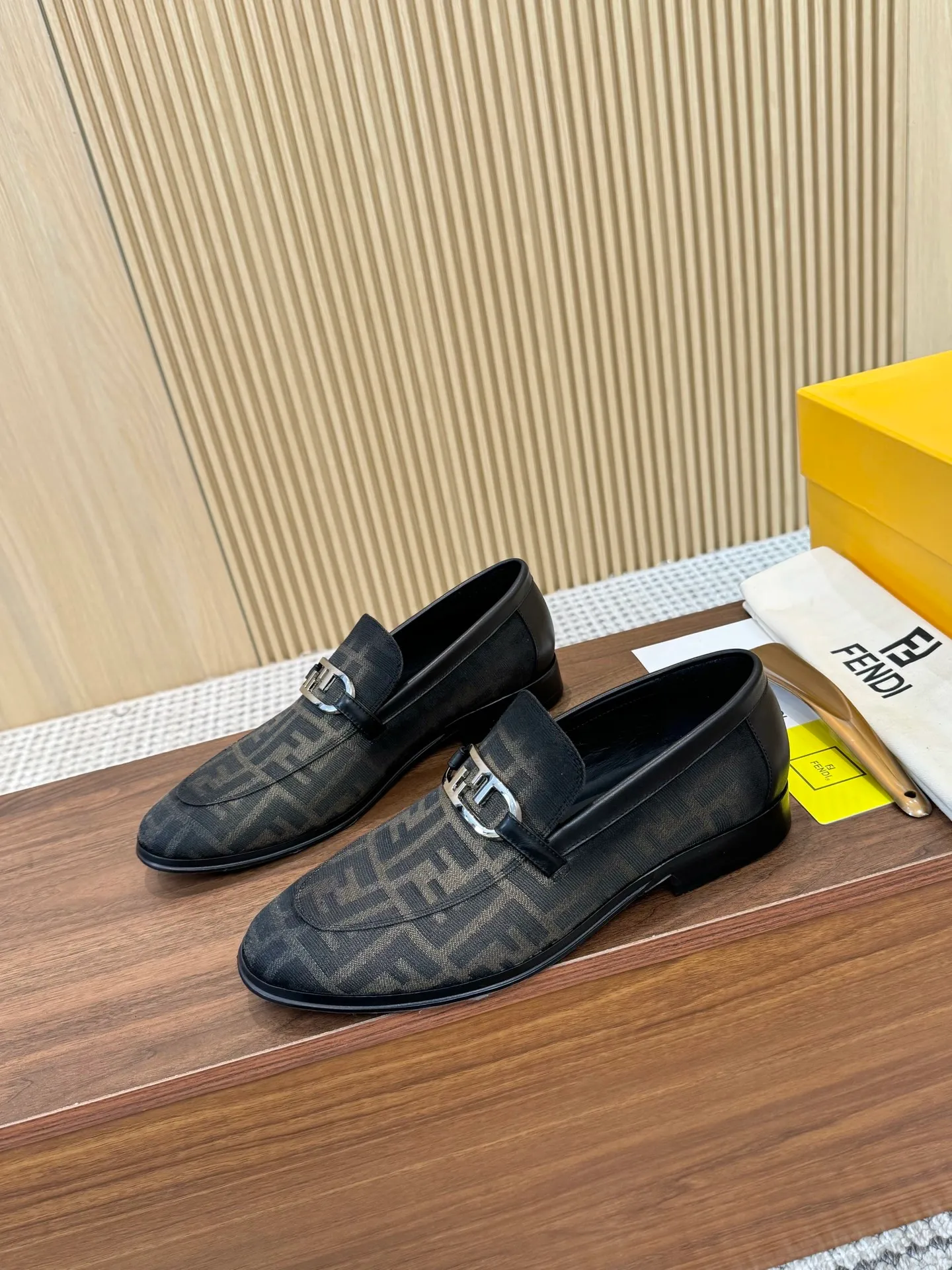 [FENDI] Top P: 980💰 ▪️Size: Men's 39-44. (Customized at 38.45.46) Fendi men's business casual leather shoes Imported brand cloth/calfskin/open edge beads/brand logo printing -Inside: Comfortable cowhide lining -Outsole: Genuine leather outsole with rubber backing embedded in the heel, perfect injection molding -Ultra-high quality control·Fine workmanship: highlighted (high-end·luxury·grade)